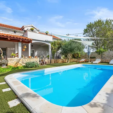 Holiday home Stunning In With Outdoor Swimming Pool Oklaj