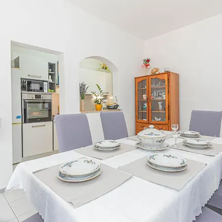 Holiday home Stunning In With Outdoor Swimming Pool