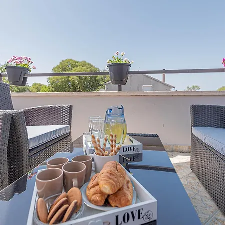 Stunning In With Outdoor Swimming Pool Holiday home *