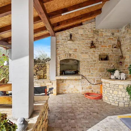 Stunning In With Outdoor Swimming Pool