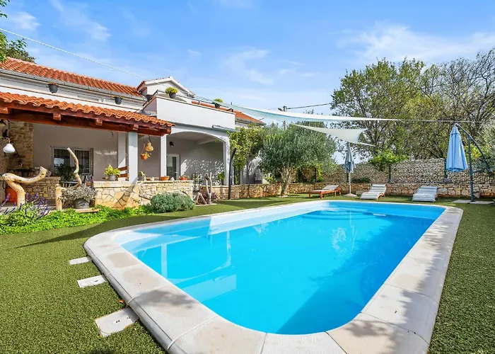 Holiday home Amazing In With Wifi Oklaj